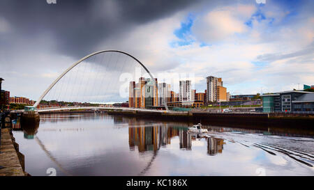 Gateshead Millennium Tilt Brücke über den Fluss Tyne in Gateshead baltischen Zentrum für Zeitgenössische Kunst und Newcastle upon Tyne, Tyne und Wear. Stockfoto