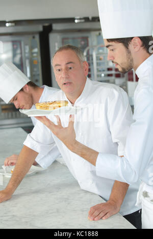 Die Zusammenarbeit der Menschen im Labor einer Bäckerei Stockfoto