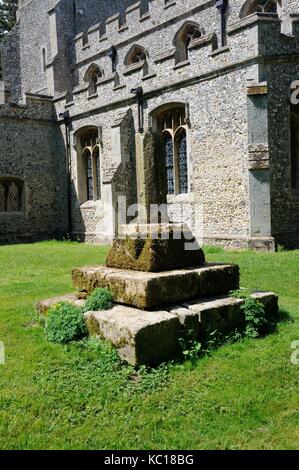 Cross Base in Kirchhof, Kelshall, Hertfordshire. Ein Kreuz fast zweifellos gab es vor vielen Jahrhunderten. 1975 seine Basis oder stumpf war bekannt Stockfoto