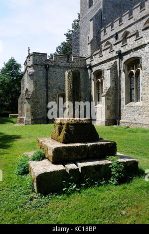 Cross Base in Kirchhof, Kelshall, Hertfordshire. Ein Kreuz fast zweifellos gab es vor vielen Jahrhunderten. 1975 seine Basis oder stumpf war bekannt Stockfoto