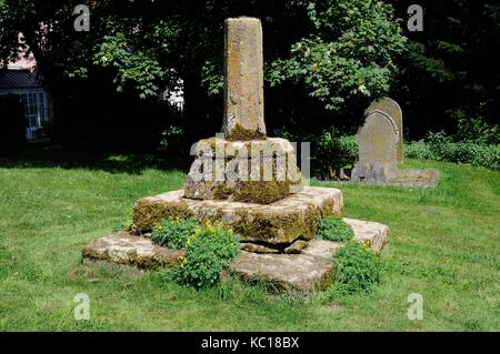 Cross Base in Kirchhof, Kelshall, Hertfordshire. Ein Kreuz fast zweifellos gab es vor vielen Jahrhunderten. 1975 seine Basis oder stumpf war bekannt Stockfoto