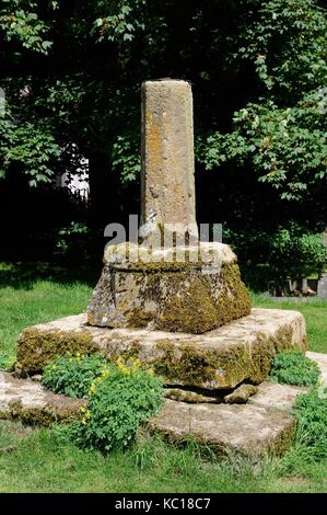 Cross Base in Kirchhof, Kelshall, Hertfordshire. Ein Kreuz fast zweifellos gab es vor vielen Jahrhunderten. 1975 seine Basis oder stumpf war bekannt Stockfoto