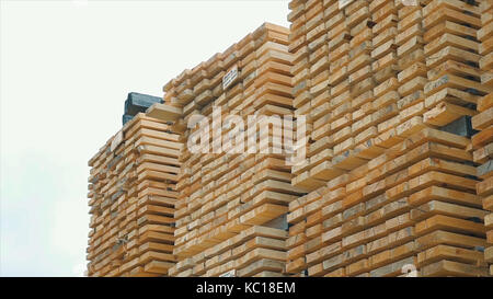 Hintergrund des Platzes Enden der Holz- Bars. Holz Holzbau Material für Hintergrund und Textur. Schließen. Stapel von Holz- Bars. kleine Tiefenschärfe. Sperrholzplatten auf die Möbelindustrie. Stockfoto