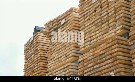 Hintergrund des Platzes Enden der Holz- Bars. Holz Holzbau Material für Hintergrund und Textur. Schließen. Stapel von Holz- Bars. kleine Tiefenschärfe. Sperrholzplatten auf die Möbelindustrie. Stockfoto