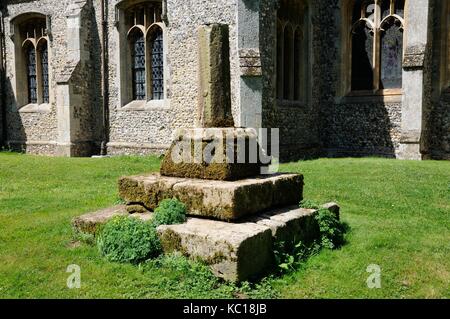 Cross Base in Kirchhof, Kelshall, Hertfordshire. Ein Kreuz fast zweifellos gab es vor vielen Jahrhunderten. Stockfoto