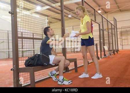 Paar entspannend nach dem Paddle Tennis Match Stockfoto