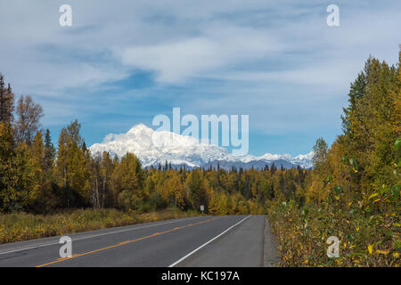 Mt's Denali southside brilliert in Weiß auf einem leicht bewölkten Tag von Parks Highway gesehen. Stockfoto