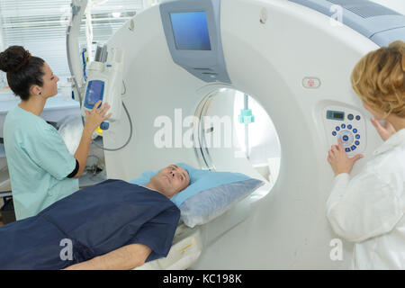 Patienten, die sich einer MRT-Untersuchung im Krankenhaus Stockfoto