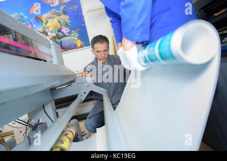 Große Papierrolle drucken Maschine in der Produktion Stockfoto