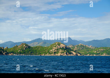 Schöne Inseln in Cam Ranh Bay, Khanh Hoa, Vietnam. Cam Ranh Bay ist ein Deep Water Bay in Vietnam in der Provinz Khanh Hoa Provinz Stockfoto