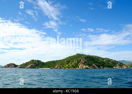 Schöne Inseln in Cam Ranh Bay, Khanh Hoa, Vietnam. Cam Ranh Bay ist ein Deep Water Bay in Vietnam in der Provinz Khanh Hoa Provinz Stockfoto