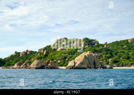 Schöne Inseln in Cam Ranh Bay, Khanh Hoa, Vietnam. Cam Ranh Bay ist ein Deep Water Bay in Vietnam in der Provinz Khanh Hoa Provinz Stockfoto