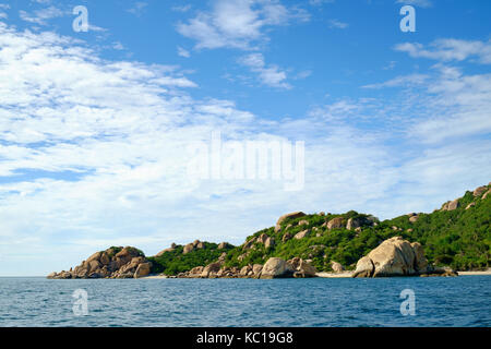 Schöne Inseln in Cam Ranh Bay, Khanh Hoa, Vietnam. Cam Ranh Bay ist ein Deep Water Bay in Vietnam in der Provinz Khanh Hoa Provinz Stockfoto