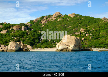 Schöne Inseln in Cam Ranh Bay, Khanh Hoa, Vietnam. Cam Ranh Bay ist ein Deep Water Bay in Vietnam in der Provinz Khanh Hoa Provinz Stockfoto