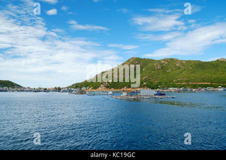 Schöne Inseln in Cam Ranh Bay, Khanh Hoa, Vietnam. Cam Ranh Bay ist ein Deep Water Bay in Vietnam in der Provinz Khanh Hoa Provinz Stockfoto