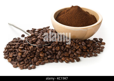 Kaffee Bohnen mit gemahlenem Kaffee in Houten auf weißem Hintergrund Stockfoto