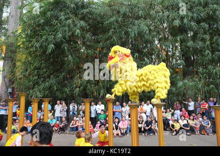 Saigon - Feb 03, 2014: Lion dancing auf Blume Säulen (Mai Hoa Thung) bei Tao Dan Park, Ho Chi Minh City, Vietnam am Neujahrsfest. Stockfoto