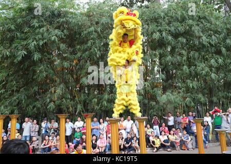 Saigon - Feb 03, 2014: Lion dancing auf Blume Säulen (Mai Hoa Thung) bei Tao Dan Park, Ho Chi Minh City, Vietnam am Neujahrsfest. Stockfoto