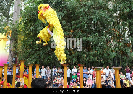 Saigon - Feb 03, 2014: Lion dancing auf Blume Säulen (Mai Hoa Thung) bei Tao Dan Park, Ho Chi Minh City, Vietnam am Neujahrsfest. Stockfoto