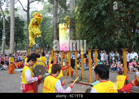Saigon - Feb 03, 2014: Lion dancing auf Blume Säulen (Mai Hoa Thung) bei Tao Dan Park, Ho Chi Minh City, Vietnam am Neujahrsfest. Stockfoto