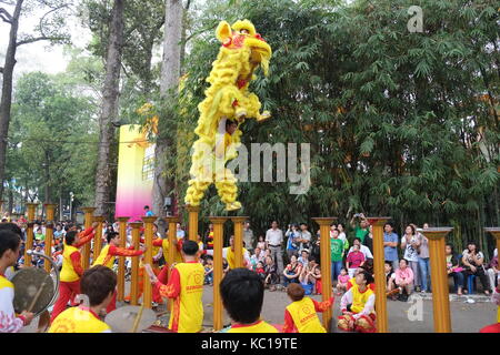 Saigon - Feb 03, 2014: Lion dancing auf Blume Säulen (Mai Hoa Thung) bei Tao Dan Park, Ho Chi Minh City, Vietnam am Neujahrsfest. Stockfoto