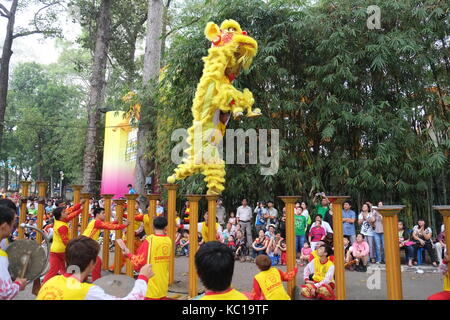 Saigon - Feb 03, 2014: Lion dancing auf Blume Säulen (Mai Hoa Thung) bei Tao Dan Park, Ho Chi Minh City, Vietnam am Neujahrsfest. Stockfoto