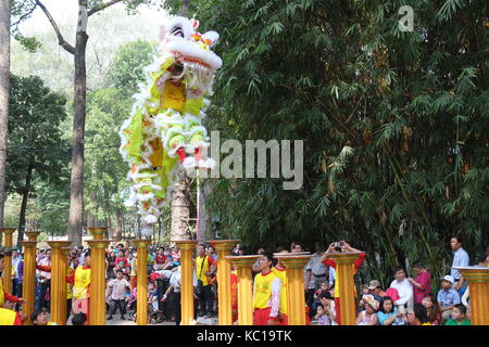 Saigon - Feb 03, 2014: Lion dancing auf Blume Säulen (Mai Hoa Thung) bei Tao Dan Park, Ho Chi Minh City, Vietnam am Neujahrsfest. Stockfoto