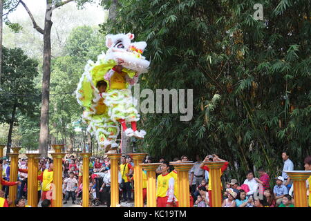 Saigon - Feb 03, 2014: Lion dancing auf Blume Säulen (Mai Hoa Thung) bei Tao Dan Park, Ho Chi Minh City, Vietnam am Neujahrsfest. Stockfoto