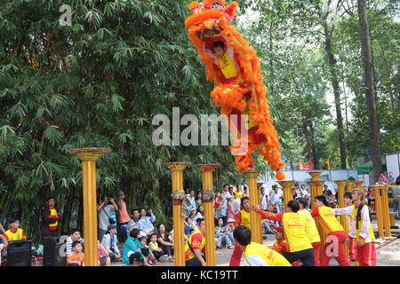 Saigon - Feb 03, 2014: Lion dancing auf Blume Säulen (Mai Hoa Thung) bei Tao Dan Park, Ho Chi Minh City, Vietnam am Neujahrsfest. Stockfoto
