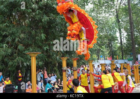 Saigon - Feb 03, 2014: Lion dancing auf Blume Säulen (Mai Hoa Thung) bei Tao Dan Park, Ho Chi Minh City, Vietnam am Neujahrsfest. Stockfoto