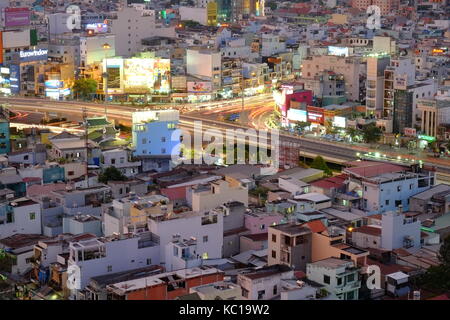 Hängen xanh Überführung (Überführung) in der Dämmerung, Ho Chi Minh City, Vietnam Stockfoto