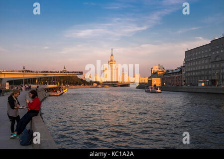 Sonnenuntergang auf dem Fluss Moskwa, mit Kotelnicheskaya Damm Gebäude im Hintergrund, Moskau, Russland Stockfoto