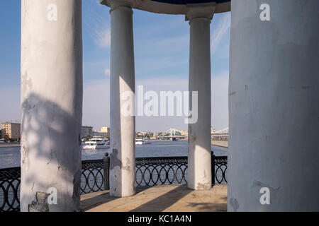 Rotunde im Gorky Park entlang der Moskwa, mit Blick Richtung Krymsky Brücke, Moskau, Russland. Stockfoto