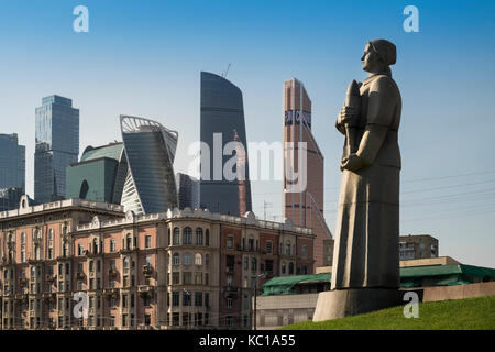 Ein WW2-Denkmal in Dorogomilovo Bezirk, mit International Business Center Wolkenkratzer im Hintergrund, Moskau, Russland. Stockfoto