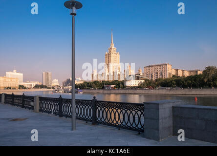 Blick entlang der Moskwa, Moskau, Russland, einschließlich der Wahrzeichen 5 Sterne Radisson Royal Hotel. Stockfoto