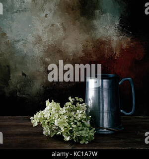 Getrocknete Hortensien Blumen und alten pewter Tankard. Immer noch leben. Künstlerisches Bild. Stockfoto