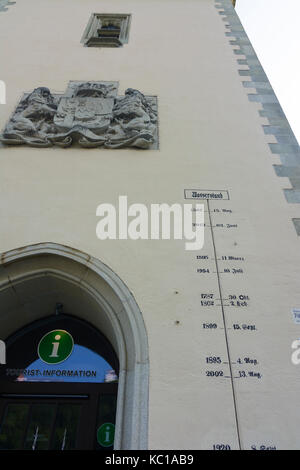 Flut-Skala am Rathaus, Passau, Niederbayern, Oberbayern, Bayern, Bayern, Deutschland Stockfoto