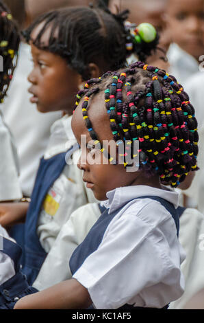 Junge afrikanische Schule Mädchen mit schön verzierter Haar in der Vorschule in matadi, Kongo, Zentralafrika Stockfoto