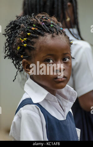 Junge afrikanische Schule Mädchen mit schön verzierter Haar in der Vorschule in matadi, Kongo, Zentralafrika Stockfoto