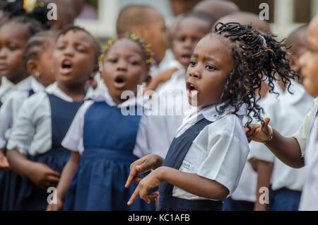 Junge afrikanische Schule Mädchen mit schön verzierter Haar Singen und Tanzen in der Vorschule in matadi, Kongo, Afrika Stockfoto