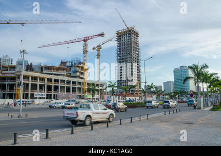 Bau von vielen modernen Hochhäusern mit großen Kräne am Meer Seite der Hauptstadt Luanda, Angola, Südafrika Stockfoto