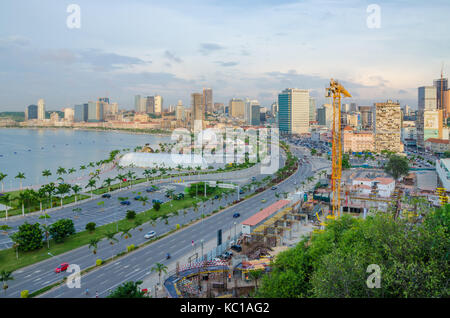 Blick über die Skyline von Luanda mit Baukränen, Autobahn und die Luandan Bucht, Angola, südliches Afrika Stockfoto