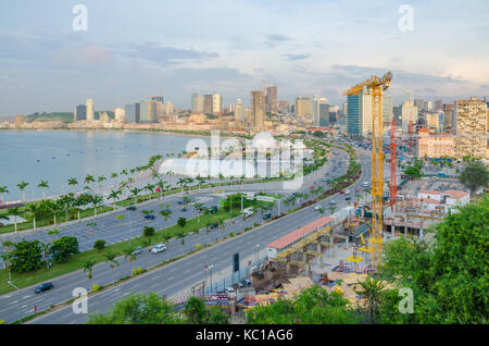 Blick über die Skyline von Luanda mit Baukränen, Autobahn und die Luandan Bucht, Angola, südliches Afrika Stockfoto