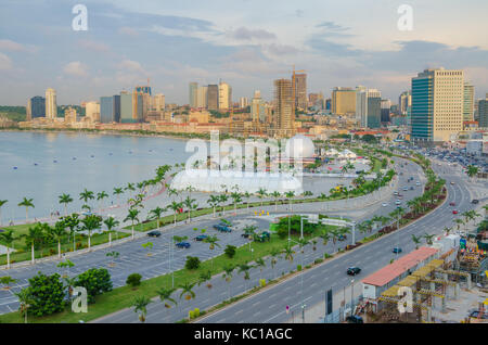 Blick über die Skyline von Luanda mit Baukränen, Autobahn und die Luandan Bucht, Angola, südliches Afrika Stockfoto