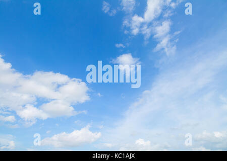 Panoramabild von blauem Himmel und Wolken bei schönem Wetter Stockfoto