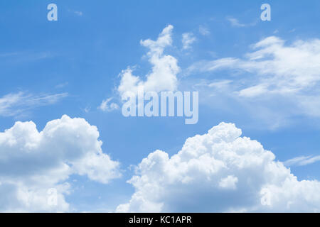 Blauer Himmel bei schönem Wetter Stockfoto