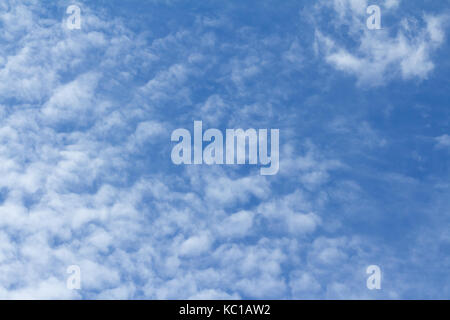 Blauer Himmel bei schönem Wetter Stockfoto