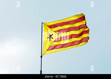 Gelb-rote Flagge mit 5-Stern. ' Astalaza' - die Flagge der sozialistischen Bewegung von Katalonien (Spanien) Stockfoto