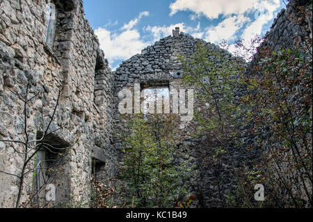 Rijeka Crnojevica, Montenegro - ein Blick in den Ruinen von einem traditionellen alten montenegrinischen Steinhaus Stockfoto