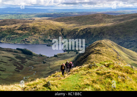 Ein Herbst Spaziergang entlang der Ridge über rauhe Felsen und riggingdale in Richtung High Street mit haweswater im Hintergrund Stockfoto